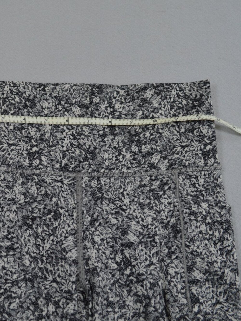 Athleta Salutation Stash Pocket II 7/8 Leggings XS Gray Black Printed High Rise